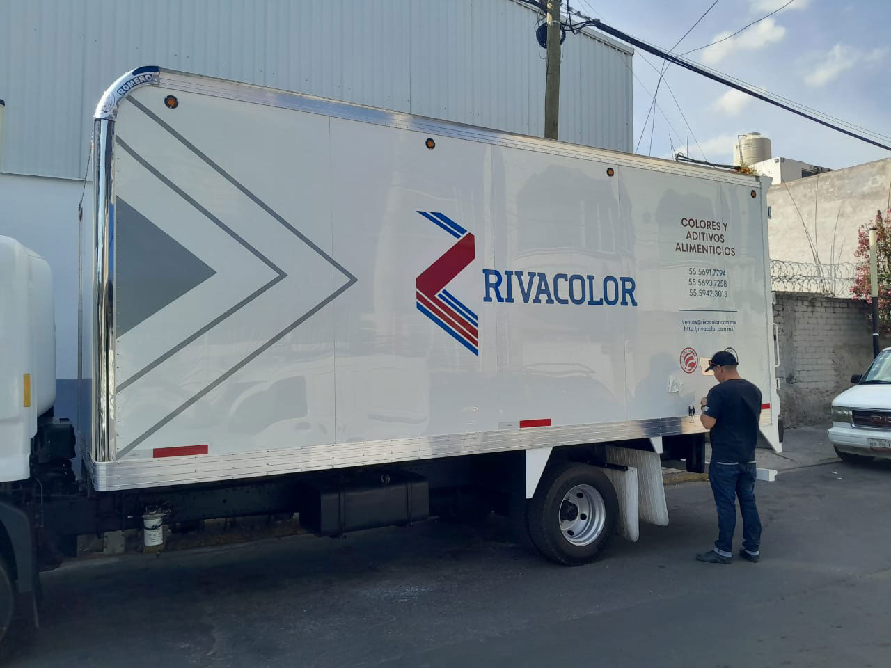 Somos Rotulación CDMX. Brindamos servicio de rotulación de autos, logotipos en vinil y señalética. Damos atención inmediata.